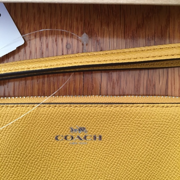 New with tag Coach Wristlet Wallet mini bag NWT 🎁 - Picture 2 of 7